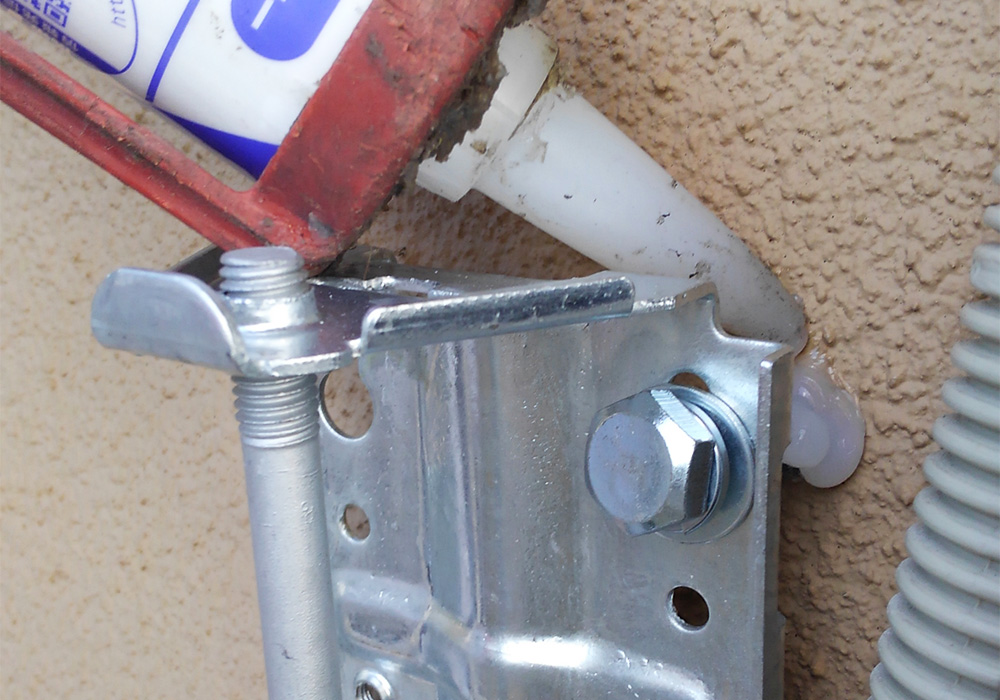 カトーデンキ お仕事日記 台風でも倒れる心配ナシ！壁付けアンテナ