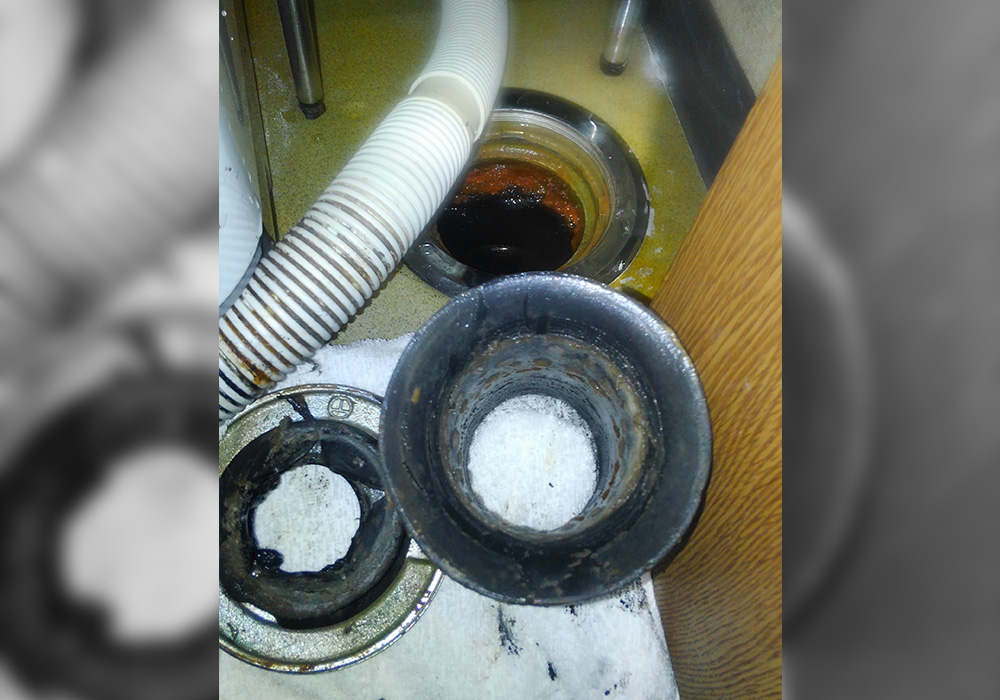 カトーデンキ お仕事日記 洗濯機排水口の水漏れ修理