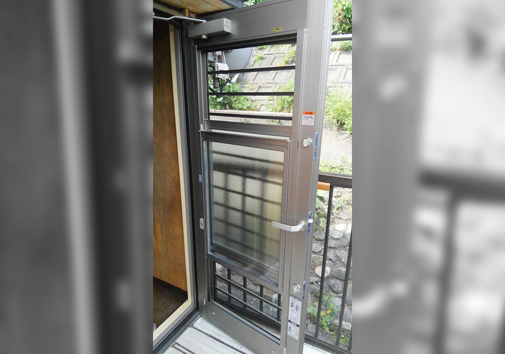 カトーデンキ お仕事日記 勝手口のドア交換