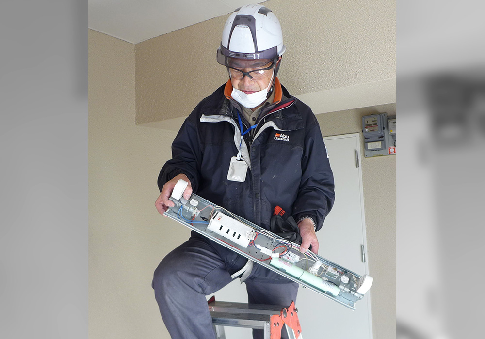 カトーデンキ お仕事日記 マンション非常灯の交換工事