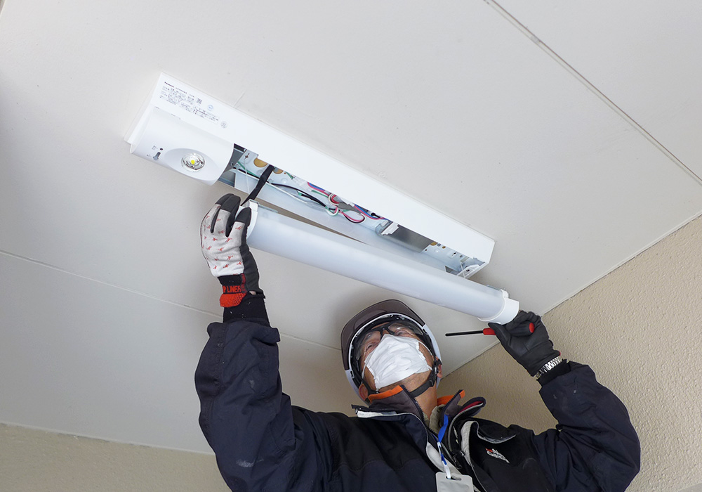 カトーデンキ お仕事日記 マンション非常灯の交換工事