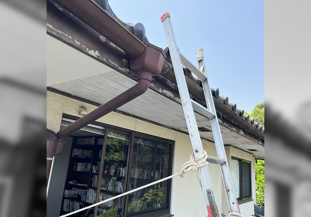 カトーデンキ お仕事日記 軒天の板・しっくい補修と掃除1
